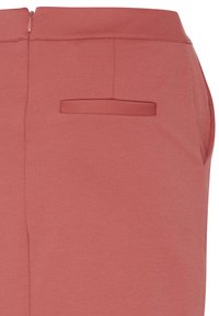 Jupe rose en tissu doux, dotée d'une fermeture éclair à l'arrière et d'une petite poche rectangulaire sur le côté droit.