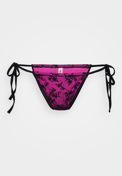 Bikini hlačke z čipkastim robom v živahno roza barvi s črnim cvetličnim vzorcem, nastavljive stranske vezalke in gladek notranji podložek.