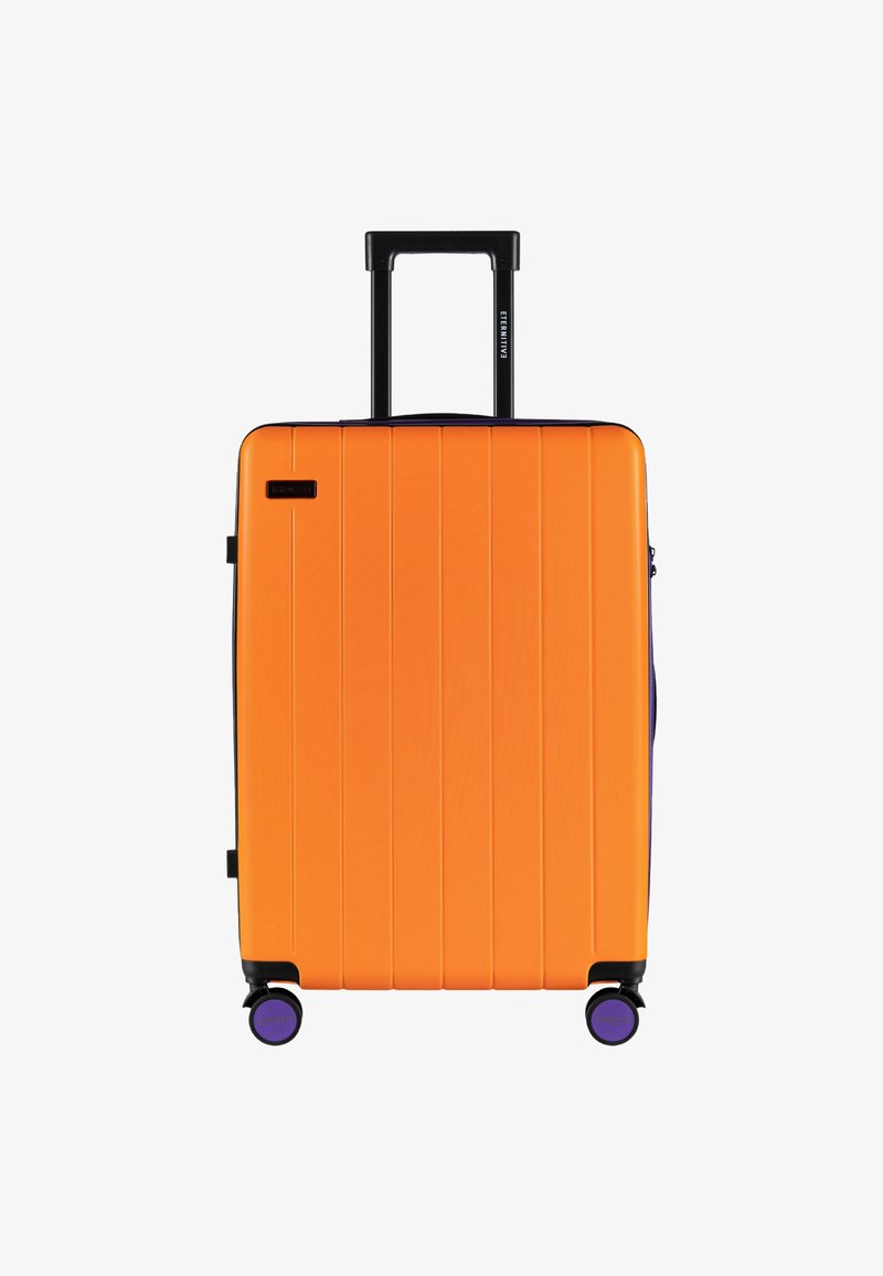 Harde koffer in feloranje met horizontale ribbels, uitschuifbare zwarte handvat en paarse accenten op de wielen.