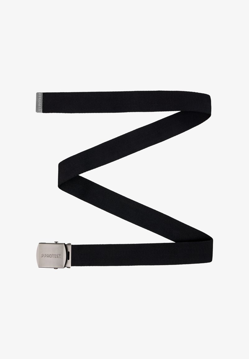 Zwarte stoffen riem met een slanke zilveren metalen gesp, voorzien van een gegraveerd logo. De riem is plat, met een gladde textuur en een schoon ontwerp.