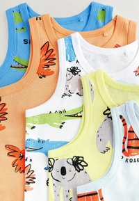 Fem toddler tanktops i forskellige farver: blå, orange, hvid, gul og lyseblå. Hver med legende dyretryk og en blød bomuldsstruktur.