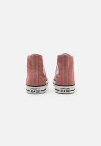 Rosa kanvas høy-top sneakers med svarte gummisåler og hvite sømmer. Logomerke på sidene, enkel design og rund tå.