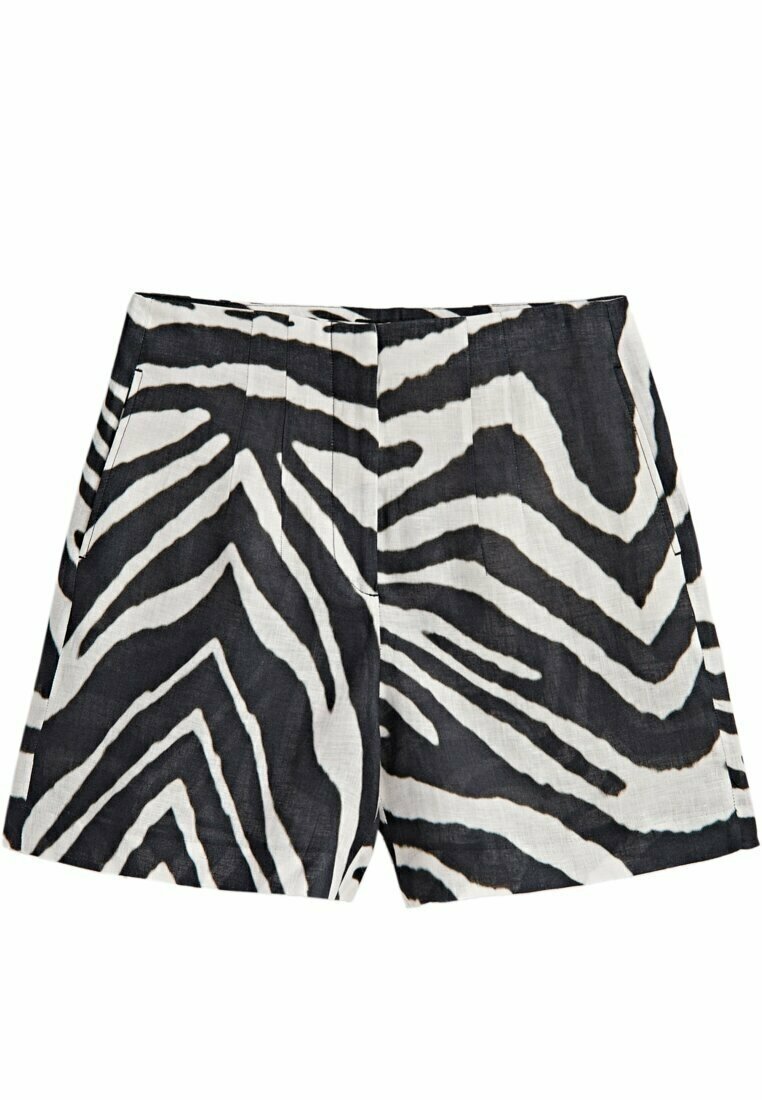 Shorts imprimé zèbre noir et blanc, coupe droite, poches latérales et taille ajustée sur fond blanc.