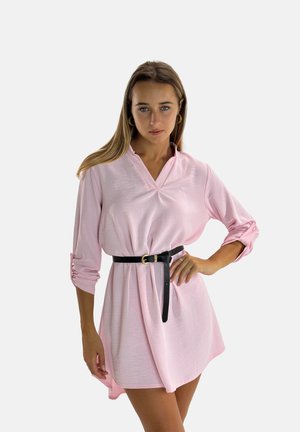 Abito rosa a maniche lunghe con scollatura a V e maniche arrotolate, segnato in vita da una cintura nera. Tessuto liscio, design casual.