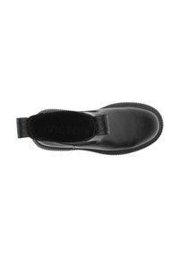 Botín Chelsea negro con piel suave, paneles laterales elásticos, un asa circular y una suela texturizada para mayor agarre.