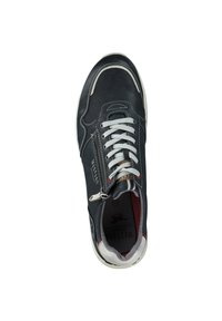 Zapatilla deportiva azul oscura con una superficie texturizada, cordones blancos, detalle de cremallera plateada y acentos rojos visibles en el interior del zapato.