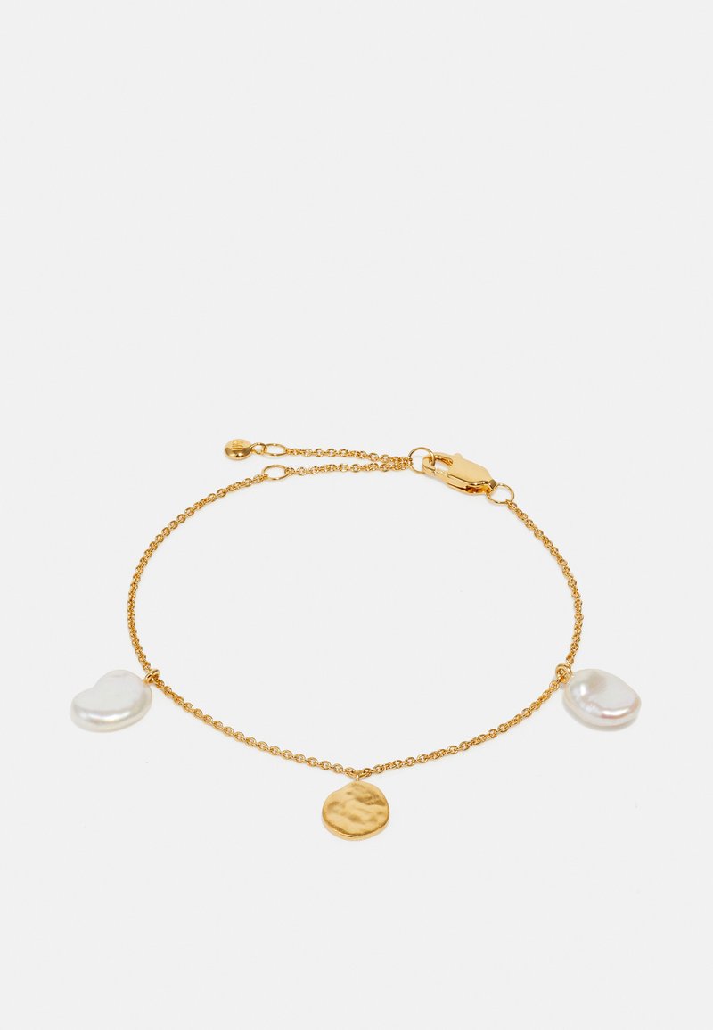 Armband aus vergoldeter Kette mit zwei unregelmäßig geformten Perlen und einem strukturierten goldenen Scheibenanhänger, der ein zartes Design schafft.