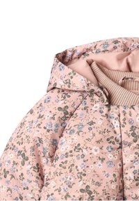 Kvetinová prešívaná bunda v jemnoružovej látke, s kapucňou, vrúbkovaným golierom a rôznymi pastelovými kvetmi so zelenými listami rozmiestnenými po celom povrchu.
