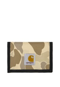 Billetera camuflada en tonos beige con acentos oscuros, hecha de un tejido duradero. Presenta un parche de marca con un logo amarillo y un borde negro.