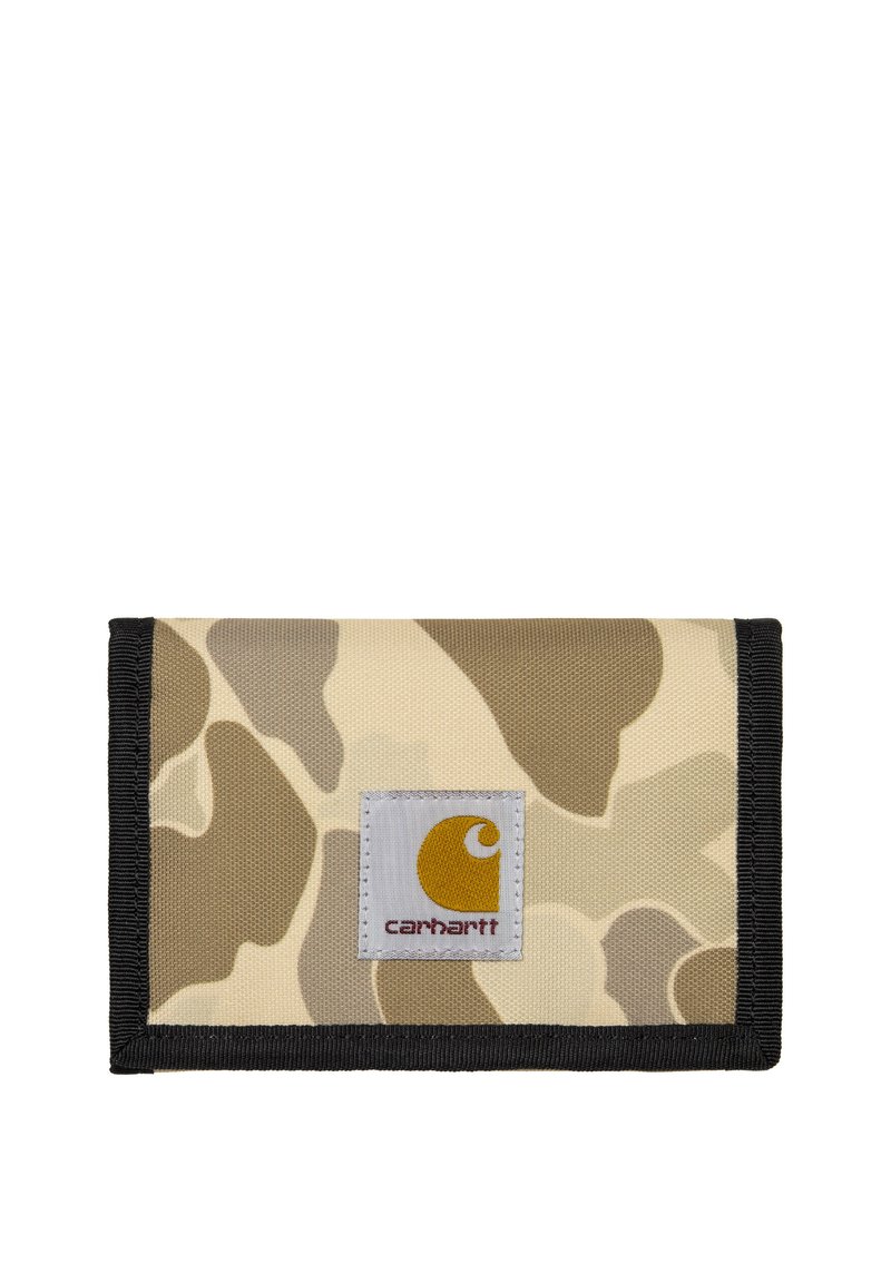 Billetera camuflada en tonos beige con acentos oscuros, hecha de un tejido duradero. Presenta un parche de marca con un logo amarillo y un borde negro.