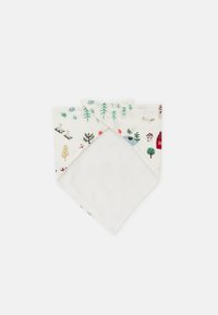 Babete de algodão em forma triangular, apresentando um design impresso de árvores, animais e casas de um lado; suave toalha de felpo branca do outro lado.