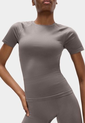 Marks & Spencer, CREW NECK SEAMLESS FITTED TOP. - T-shirts basic - mid grey