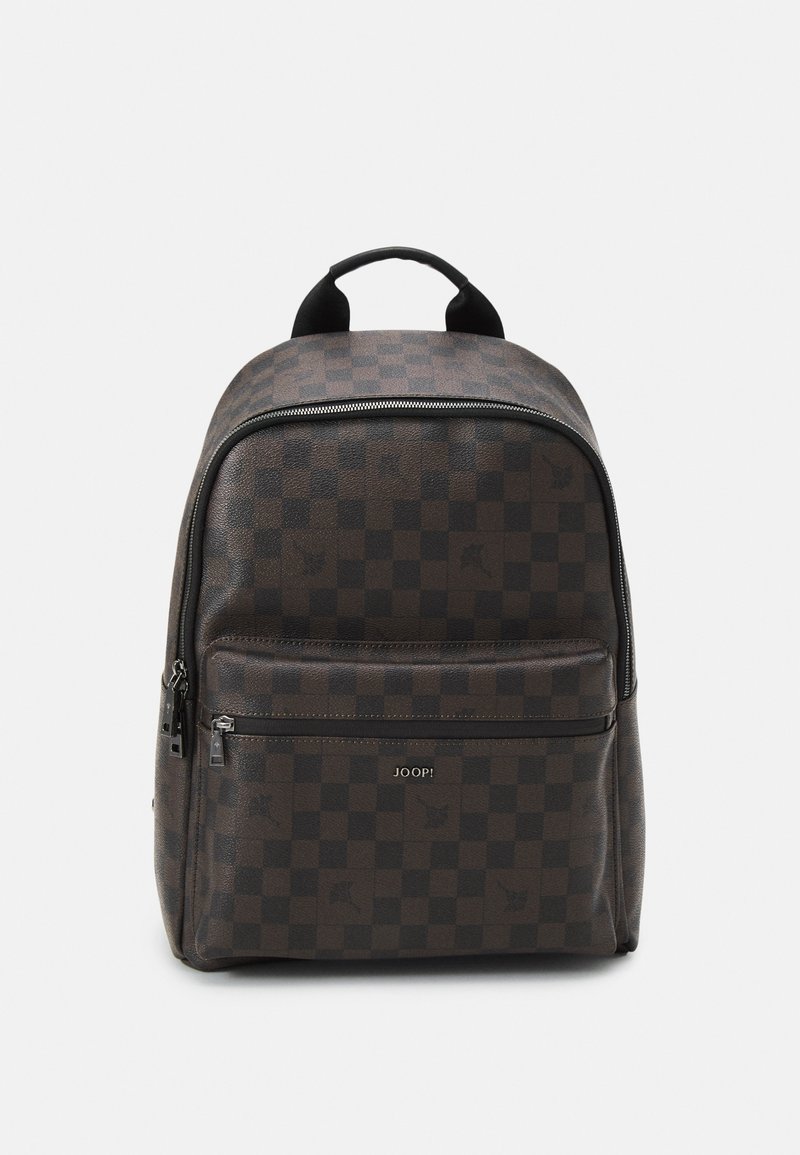 Sac à dos à carreaux marron foncé avec poche avant zippée et poignée supérieure, doté de fermetures éclair métalliques et du logo "JOOP!" sur la poche avant.