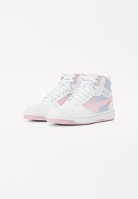 Hoogtop sneakers met een bovenwerk van wit leer, roze en blauwe accenten, geperforeerde neus en een witte rubberen zool. Voorzien van een vetersluiting.