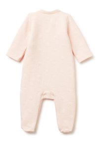 Pijama de bebé en un suave rosa claro, confeccionado con un tejido texturizado que presenta un patrón de conejitos en relieve. Tiene mangas largas y un cierre de presión en la parte inferior para facilitar el vestido.