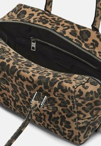 Torebka w panterkę o miękkiej zamszowej fakturze, z czarną podszewką, srebrnym zamkiem i podwójnymi uchwytami dla wygody noszenia.