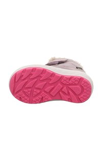 Růžová gumová podrážka s texturovaným vzorem; světle fialový svršek s chlupatými akcenty; upevnění na suchý zip.