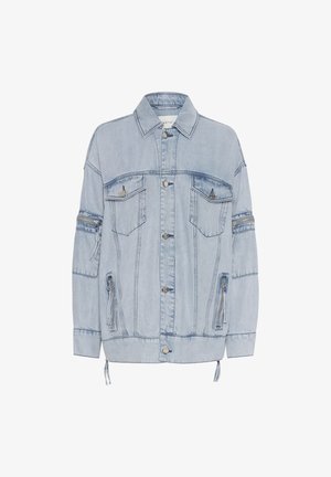 Gaiši zils džinsu žakets ar brīvu piegriezumu, četriem priekšējiem kabatām, sudraba detaļām un rāvējslēdzēja sānu apdari. Iekļauts ir auklas apakšmala un šuves.