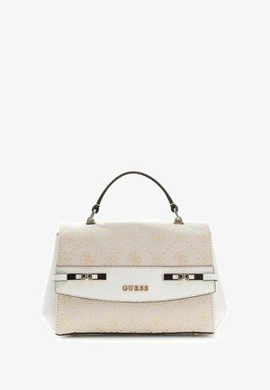 Sac à main blanc avec motif logo et design structuré. Dispose d'une poignée supérieure et d'accents en métal argenté. Forme compacte et angulaire.