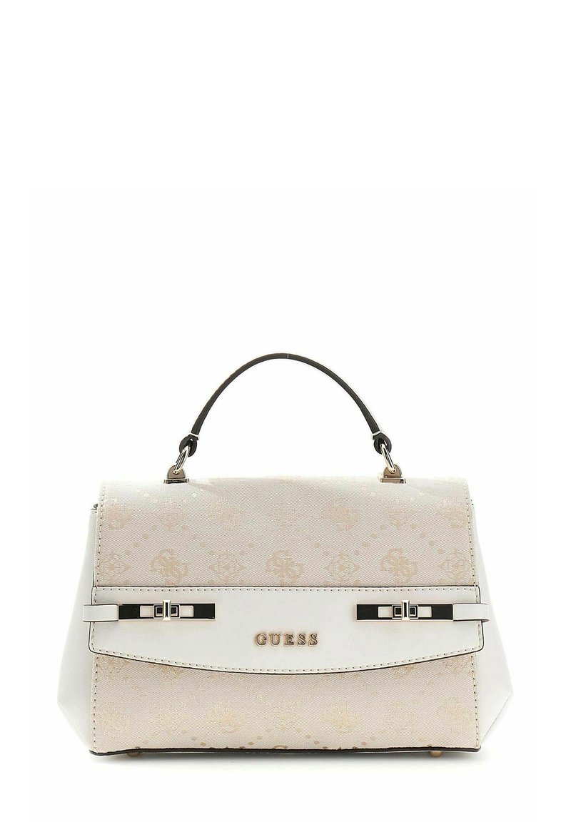 Sac à main blanc avec motif logo et design structuré. Dispose d'une poignée supérieure et d'accents en métal argenté. Forme compacte et angulaire.