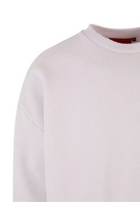 Lys rosa sweatshirt med rund hals, ribbestrikkede mansjetter og myk tekstur; har en avslappet passform og minimale sømmer for komfort.