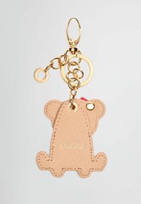 Portachiavi a forma di orso in pelle di color cuoio, con accessori in ottone dorato, che includono un moschettone e anelli circolari; presenta un logo impresso e una superficie testurizzata.