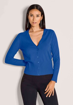 Blauer gestrickter Cardigan mit V-Ausschnitt, ausgestattet mit einer durchgehenden Knopfleiste und geripptem Saum. Lange Ärmel in einfarbigem, glattem Material.