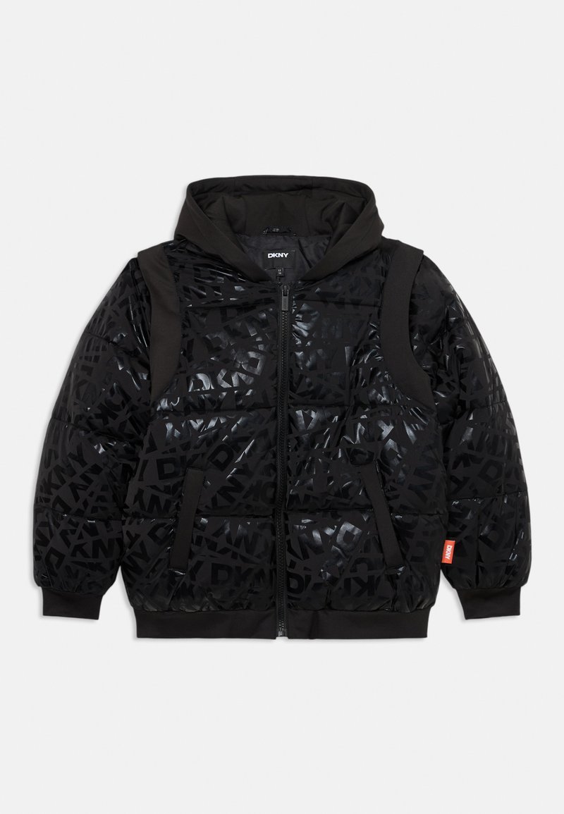 Chaqueta de plumas negra con acabado brillante, capucha y diseño acolchado. Presenta patrones de logotipos en negro, cremallera frontal y bolsillos laterales. Etiqueta de acento roja.