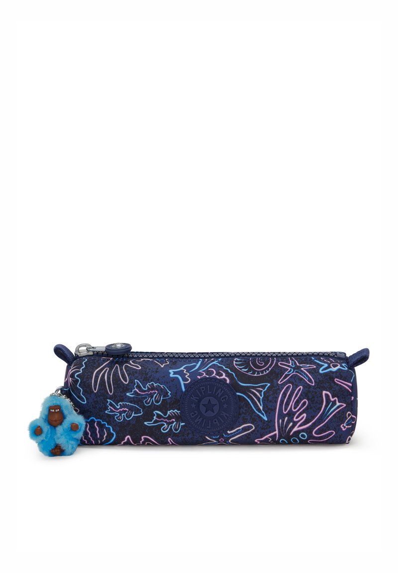 Astuccio blu a motivo con forma cilindrica, caratterizzato da design tropicali. Include un portachiavi a forma di scimmia pelosa e una chiusura a zip.