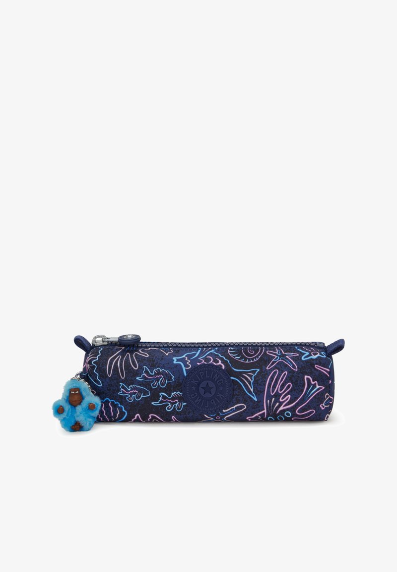 Astuccio blu a motivo con forma cilindrica, caratterizzato da design tropicali. Include un portachiavi a forma di scimmia pelosa e una chiusura a zip.