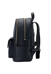 Mochila de cuero negro texturizado con dos cremalleras verticales doradas, bolsillo frontal, correas ajustables y asa superior para llevar, vista lateral.
