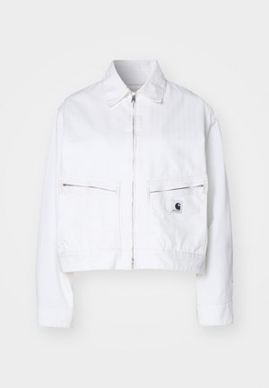 Balta trumpa striukė, pagaminta iš džinsinio audinio. Yra priekinis užtrauktukas, smailus apykaklė ir dvi krūtinės kišenės su užtrauktukais. Prekės ženklas ant kišenės.