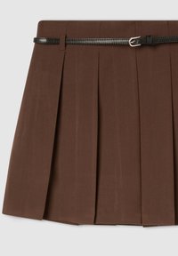 Gonna plissettata marrone con una texture liscia, dotata di una cintura in pelle nera e fibbia argentata, che mette in risalto pieghe strutturate e un design su misura.