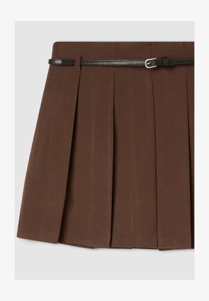 Gonna plissettata marrone con una texture liscia, dotata di una cintura in pelle nera e fibbia argentata, che mette in risalto pieghe strutturate e un design su misura.