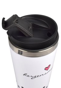 Tazza da viaggio bianca con coperchio nero a scatto, bordo in acciaio inossidabile e testo corsivo con un piccolo cuore rosa.