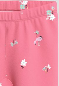 Rosa Leggings aus weichem Stoff mit tropischen Mustern, darunter Flamingos und Blumen in Blau und Weiß, mit einem elastischen Bund.