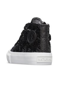 Czarne sneakersy wysokie z cekinami, błyszczący pasek na pięcie, biała gumowa podeszwa, sznurowadła i logo Naturino z boku i z tyłu.