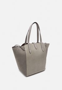 Sac fourre-tout gris avec un panneau en tissu texturé. Dispose de deux anses fines et d'un design spacieux et ouvert. Construction solide et forme pratique.