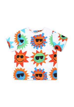 T-shirt bianco a maniche corte con grafiche di sole colorate e occhiali da sole in arancione, verde, blu e nero su un tessuto liscio.