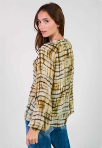 Lange mouwen blouse van lichtgewicht, doorschijnende stof, met een bruin-geel geruit patroon, gathered decolletage en luchtige mouwen.