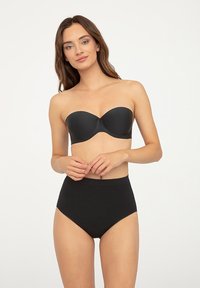 Czarny stanik bez ramiączek o gładkiej fakturze i formowanych miseczkach, w połączeniu z czarnymi majtkami o wysokim stanie. Oba elementy wykonane są z elastycznego, miękkiego materiału.