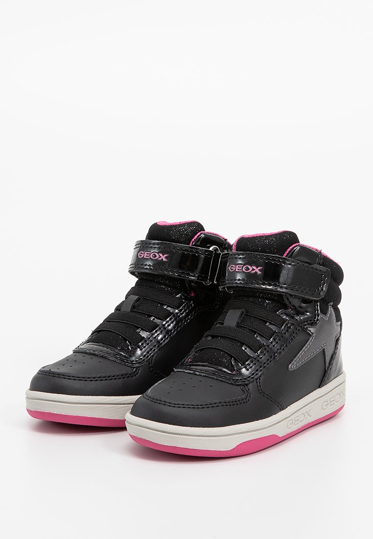 Zapatillas de deporte negras de caña alta con acentos rosas. Hechas de cuero con un acabado brillante, cuentan con una correa de velcro, cierre de cordones y un diseño de estrella.