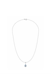 Srebrny łańcuszek z wisiorkiem w kształcie kropli o jasnoniebieskim kolorze, gładkiej powierzchni i minimalistycznym zdobieniu.