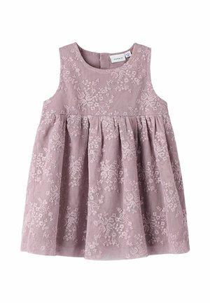Ermeløs lavendelfarget barnekjole med blomsterblondeoverlay, innsvingt midje, rund hals og glidelås bak.