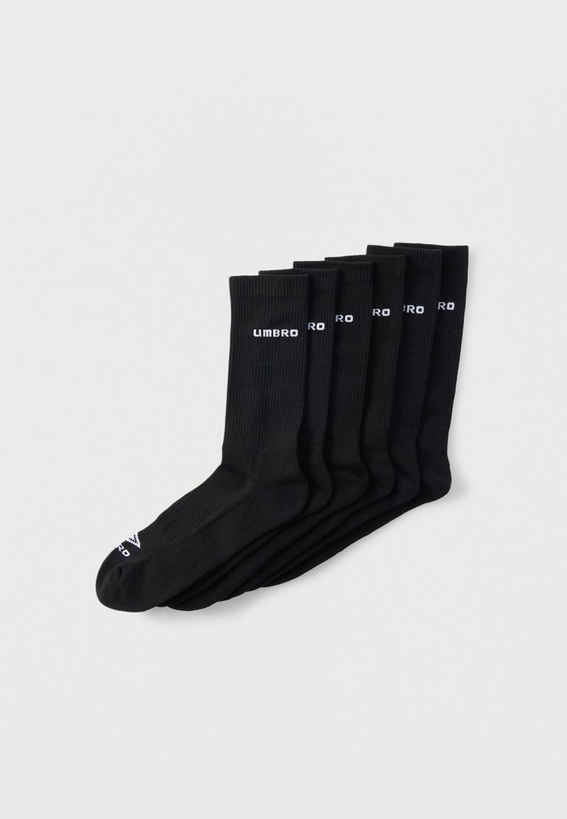 Čierne ponožky s lemom vyrobené z hladkej, elastickej látky. Sú na nich biele logo „UMBRO“ umiestnené blízko vrchu. Balík obsahuje päť párov.