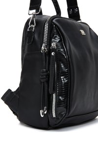 Sac en cuir noir avec une texture lisse, un côté en motif reptile brillant contrasté, deux compartiments zippés et une bandoulière amovible.