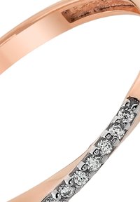 Bague en or rose présentant une bande lisse avec une rangée de petits diamants ronds sertis dans un accent argenté d'un côté.