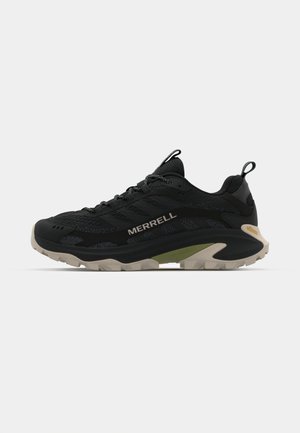 Czarne buty hikingowe Merrell z oddychającą siateczką, wyściełanym kołnierzem, trwałą gumową podeszwą i wyraźnym logo z boku.