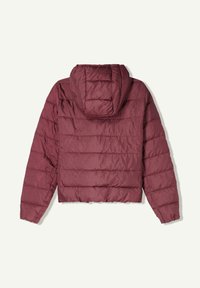 Bordeaux pufferjack met een capuchon, voorzien van een gewatteerd ontwerp en elastische manchetten. De achterkant laat een cropped snit en horizontale stiksels zien.