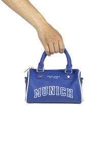 Plava sintetička torbica sa strukturiranim dizajnom, sadrži bijele natpise "MUNICH," zlatne detalje i dvostruke gornje ručke.